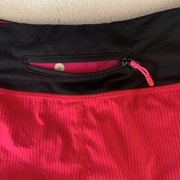 EUC lululemon low rise lined running shorts size 4 - Picture 4 of 6